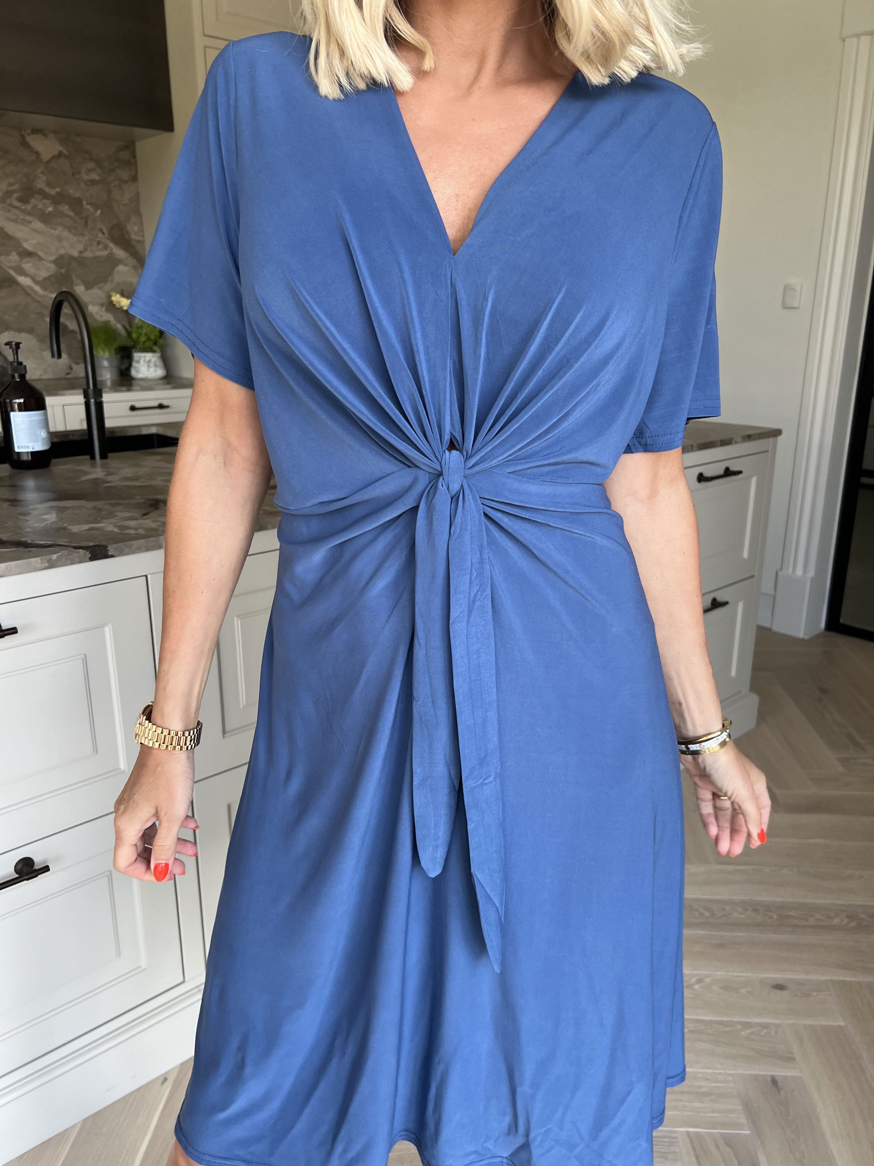 Molly Plain Short - Elastisk kjole med fin knudedetalje foran